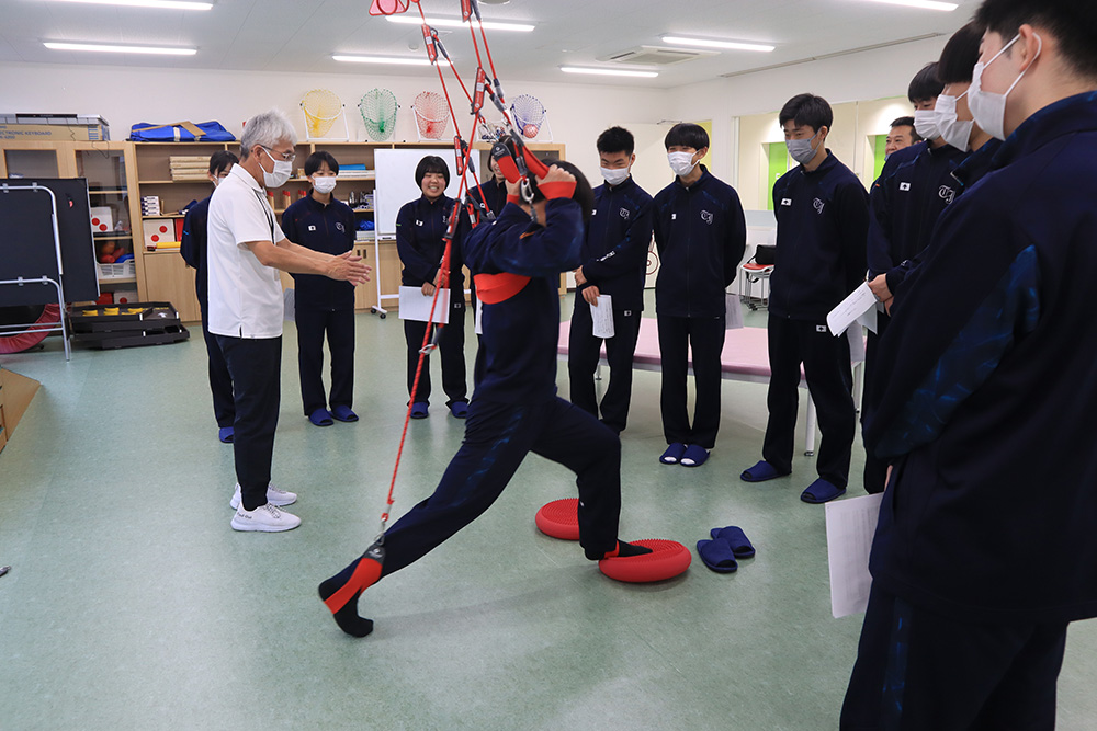 トレーニングを学ぶ高校生