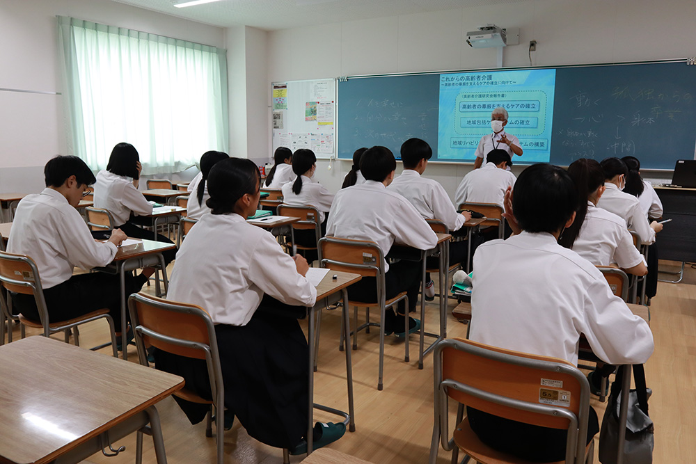 講義を受ける高校生