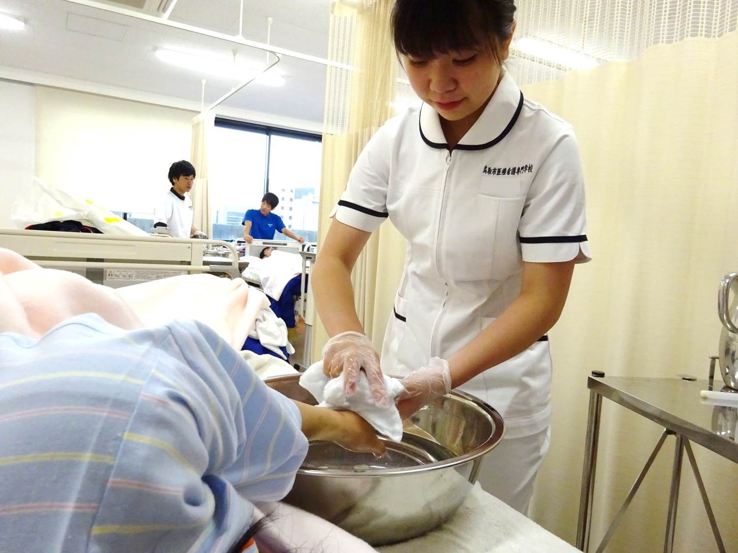 手浴看護技術 | 手浴 看護研究 | 手浴をすることで得られる効果について教えて下さい。そこで、担当 .昨年度、食前に実施する手浴が亢進した ...
